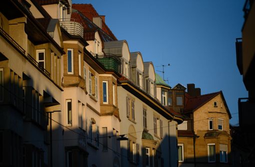 Eigentümer von Wohngebäuden sollen im Verhältnis weniger belastet werden (Symbolbild) . Foto: dpa/Sebastian Gollnow