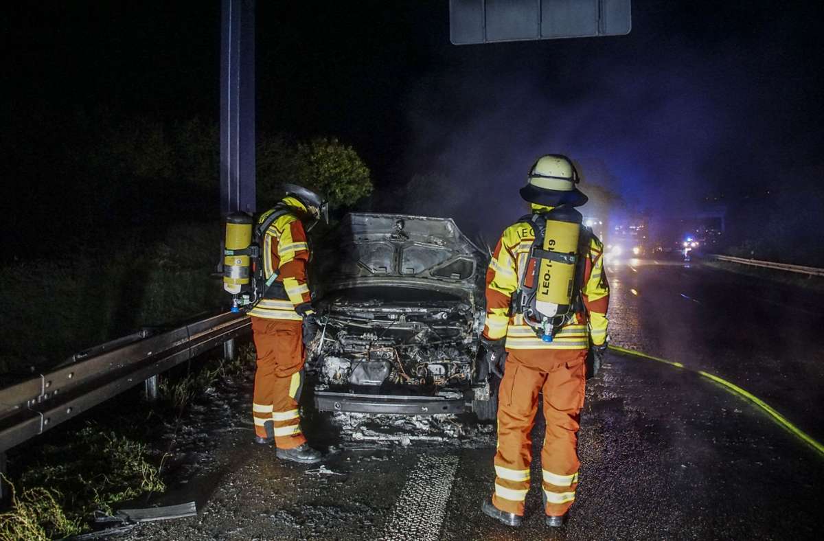 Der Ford brannte komplett aus und musste anschließend abgeschleppt werden. Foto: SDMG/Dettenmeyer