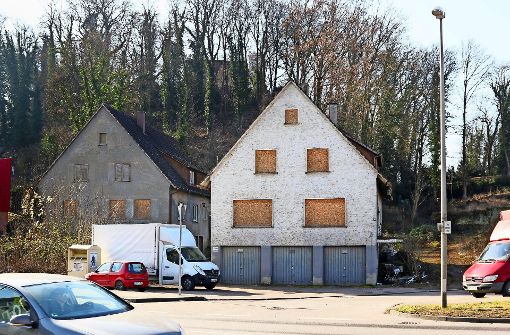 Sollen für ein Ärztehaus weichen: Die Gebäude unterhalb des Remsecker Schlossbergs werden wohl abgerissen. Foto: factum/Granville