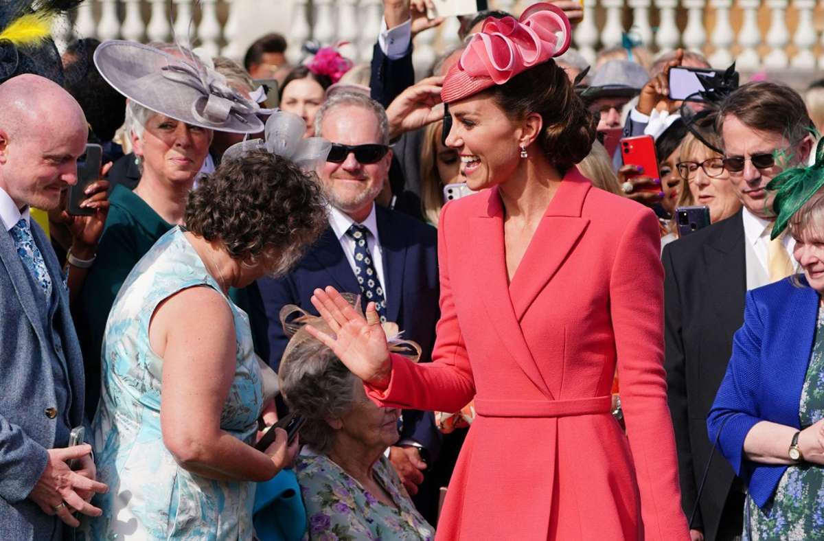 Herzogin Kate begrüßt die Besucherinnen und Besucher der Gartenparty im Park von Buckingham Palace.