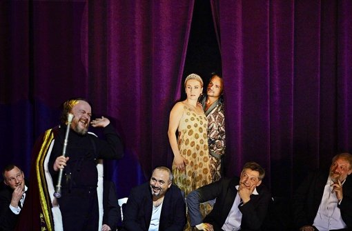 Markus Marquardt (links) als Rigoletto, Ana Durlovski als Gilda, Atalla Ayan als Herzog, herren des Staatsopernchors Foto: A. T. Schaefer