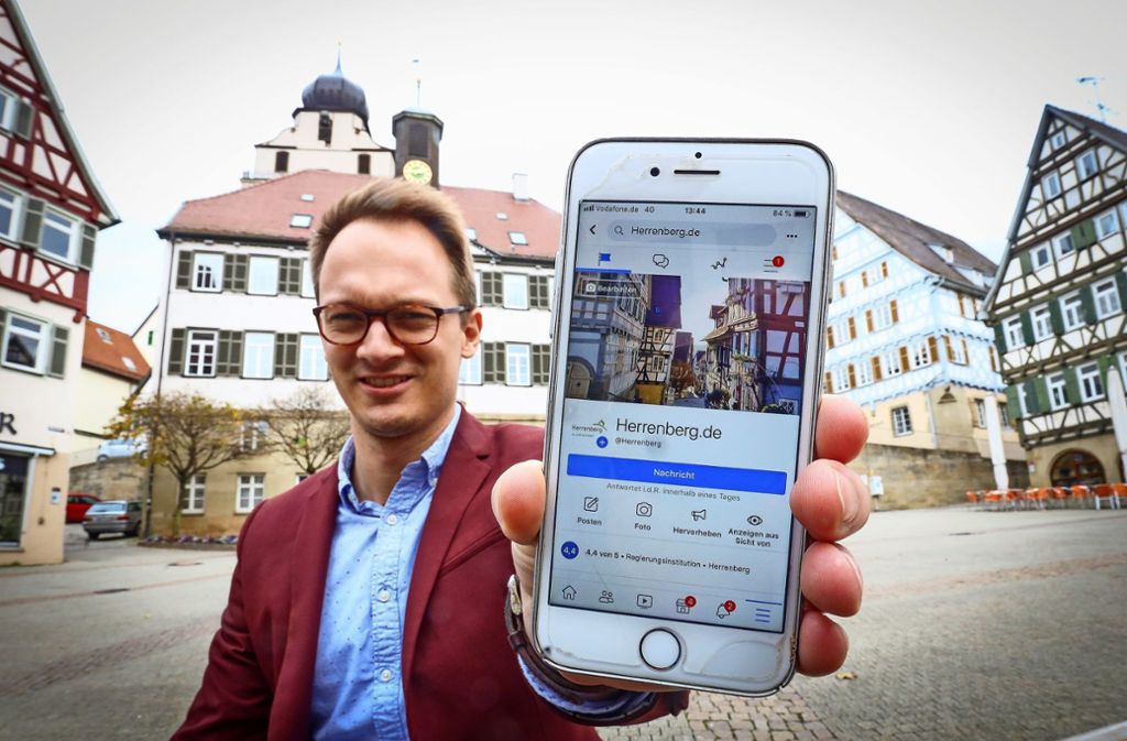 Die Nummer eins im Kreis: Nicolai Reith von der Stadt Herrenberg zeigt den neuen Instagram-Auftritt der Stadt.