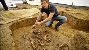 Skelett eines Steinzeitmenschen ausgegraben