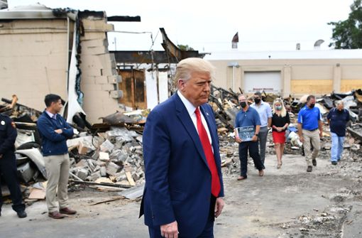 Donald Trump machte sich am Dienstag ein Bild von den Zerstörungen in Kenosha. Foto: AFP/MANDEL NGAN