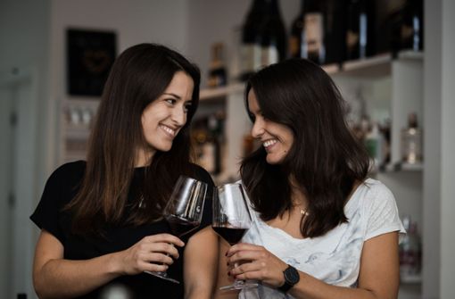 Seit vergangenem Jahr auf dem Weindorf: Mona und Anna-Lisa Wenzler, die das Weingeschäft Wein-Moment gegründet haben. Foto: Amelie Treß