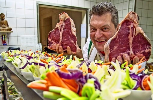 Mehr als einfach nur kochen: Dario Cecchini bei den Vorbereitungen zu seinem Fleisch-Spektakel in der Speisemeisterei. Foto: Liviana Jansen