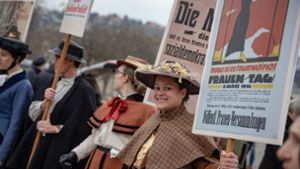 Mit historischen Hüten und Kostümen machen in Stuttgart Frauen auf das Wahlrecht aufmerksam. Foto: Lichtgut/Julian Rettig