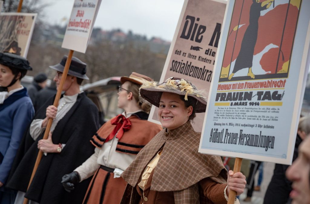 Mit historischen Hüten und Kostümen machen in Stuttgart Frauen auf das Wahlrecht aufmerksam.