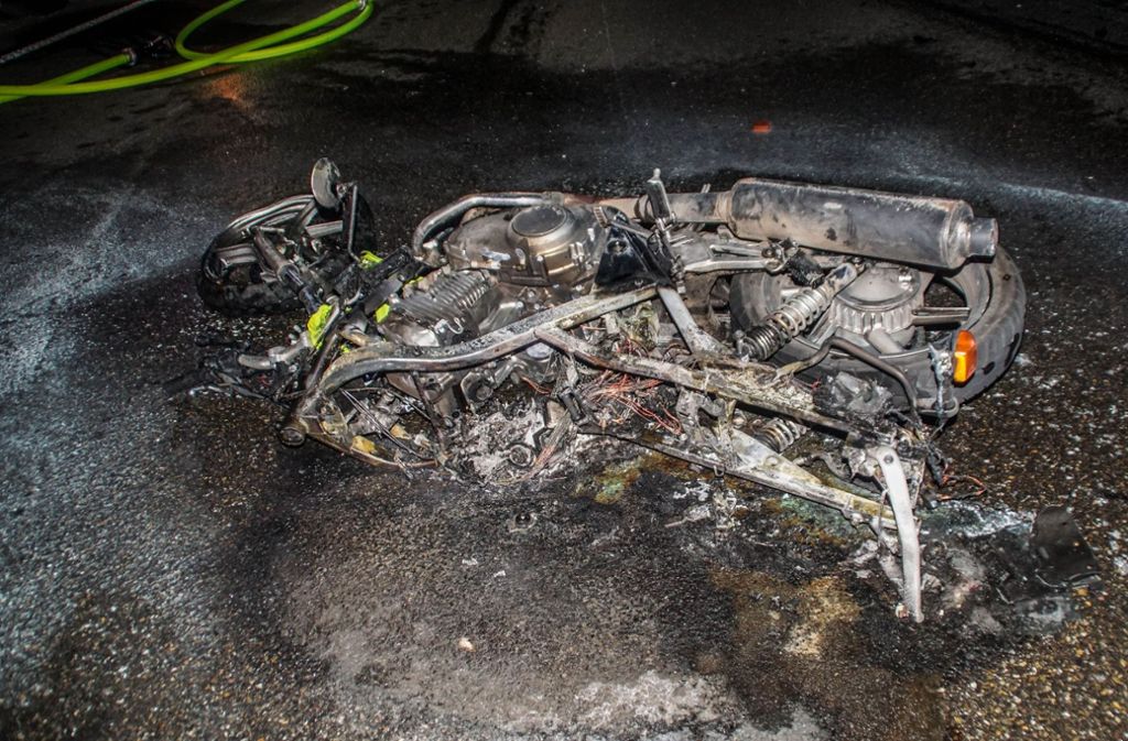 Das Motorrad war nach dem Zusammenprall in Brand geraten. Der Fahrer verstarb noch an der Unfallstelle.
