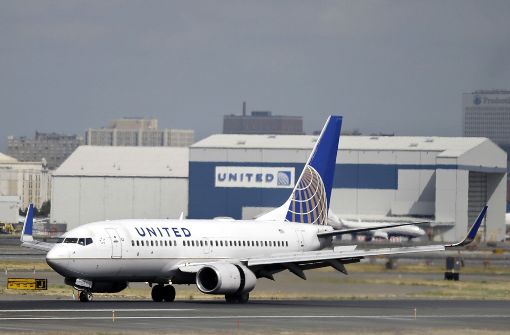United Airlines sieht sich nach dem Zwischenfall, bei dem ein Fluggast gewaltsam auf dem Flugzeug entfernt worden war, mit Rassismusvorwürfen konfrontiert. (Archivbild) Foto: AP