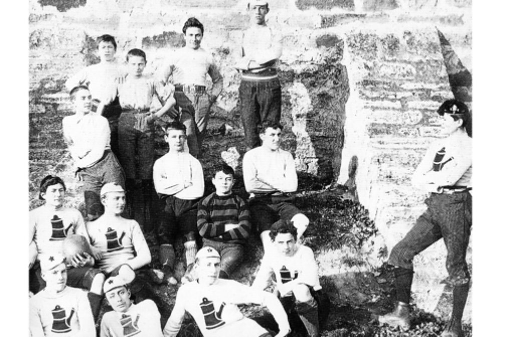 Aus dem Jahr 1890 stammt das älteste Foto des Cannstatter Fußballclubs, rechts steht  Philipp Heineken. Foto: Stadtmuseum