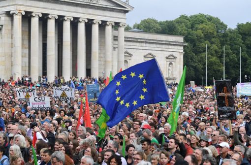 Mehrere Zehntausend Menschen haben am Sonntag in München gegen einen Rechtsruck in der Gesellschaft und in der Politik demonstriert. Foto: dpa