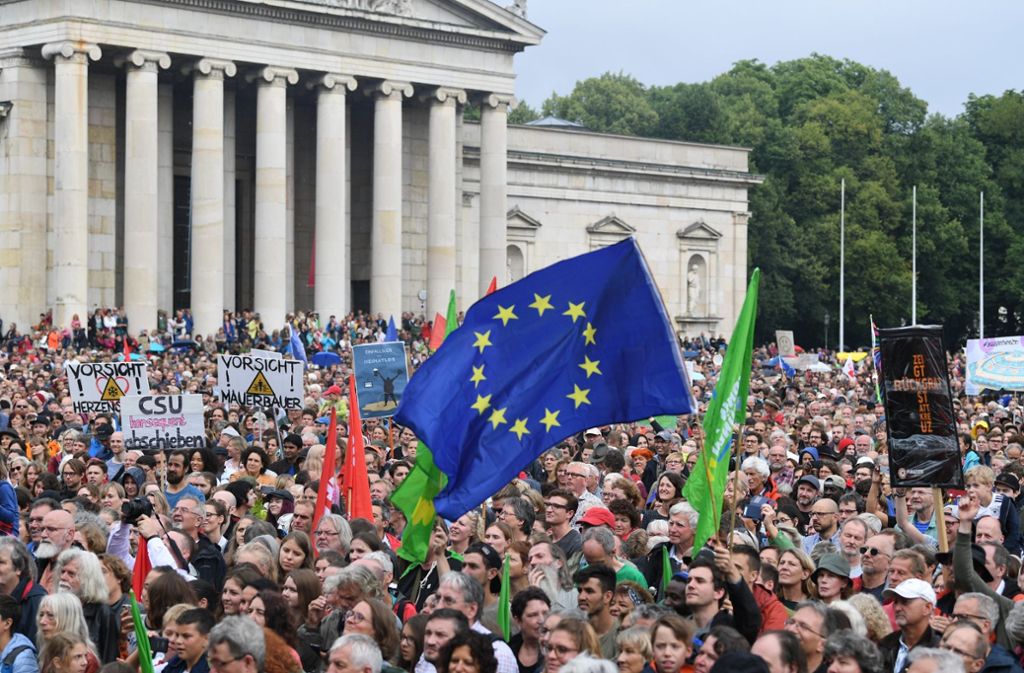 Mehrere Zehntausend Menschen haben am Sonntag in München gegen einen Rechtsruck in der Gesellschaft und in der Politik demonstriert.
