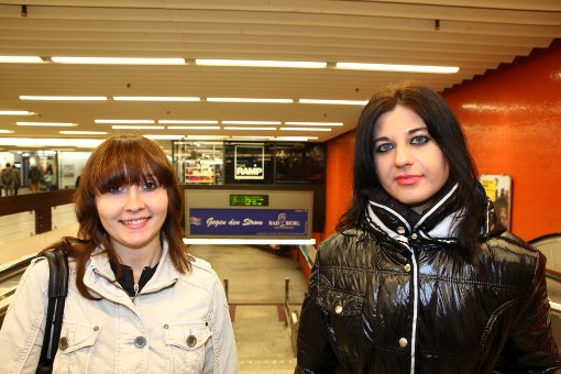 Die Auszubildenden Daniela und Tina (beide 22): Wir hofften, dass es ... Foto: Beytekin