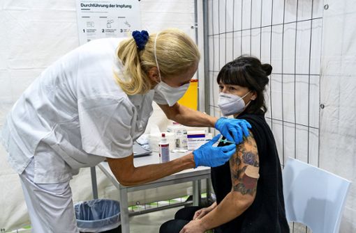 Tag eins im Kreisimpfzentrum in Ludwigsburg: Jana Stein lässt sich den Impfstoff injizieren. Foto: factum/Jürgen Bach