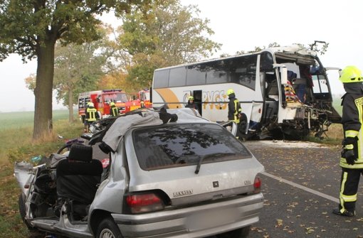 Bei einem Frontalzusammenstoß von einem Auto und einem Reisebus sind zwei Menschen gestorben. Foto: dpa