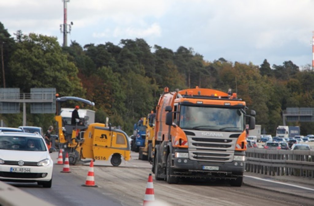 Den ganzen Abend über haben Autofahrer am Freitag wegen eines Lkw-Unfalls auf der A8 am Kreuz Stuttgart noch mit Staus rechnen müssen.