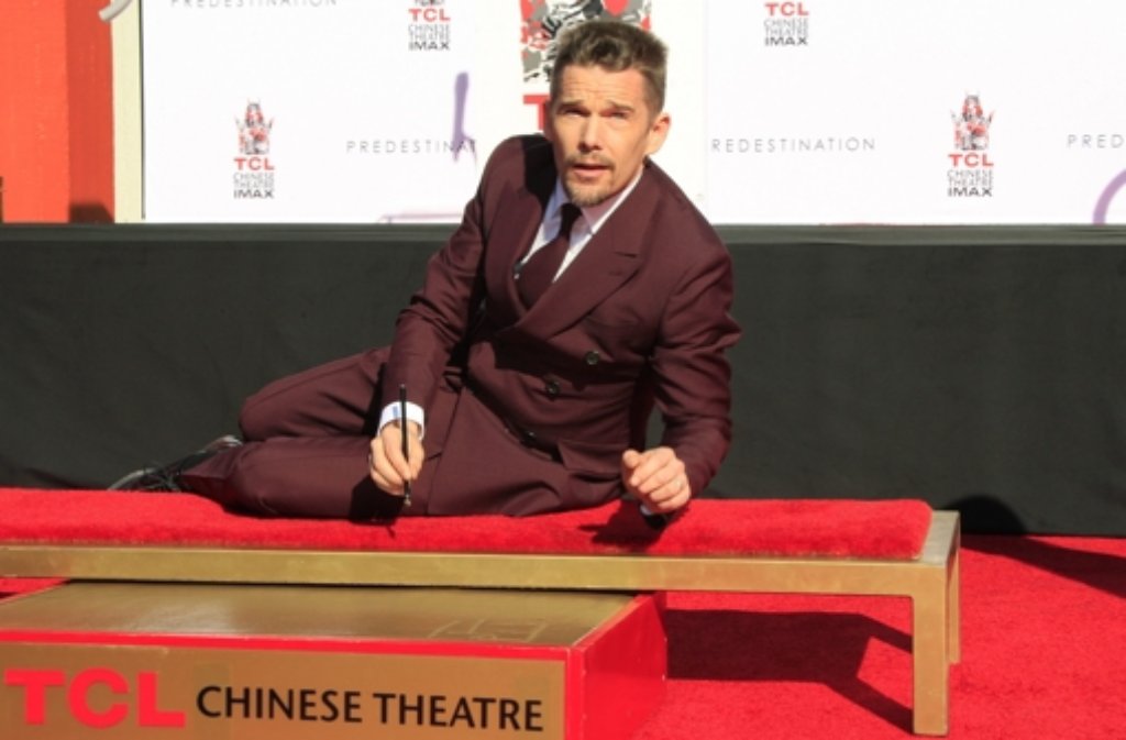 Schauspieler Ethan Hake hat sich vor dem legendären Chinese Theatre in Los Angeles mit seinen Hand- und Fußabdrücken verewigt. Foto: EPA