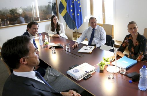 Die „sparsamen“ Europäer unter sich: Der verfahrene Streit über das milliardenschwere Finanzpaket im Kampf gegen die Corona-Krise hat den EU-Gipfel am Sonntag an den Rand des Scheiterns gebracht. Foto: AP/Francois Walschaerts