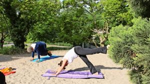 Yoga am Sandstrand: Das Angebot ist kostenlos und für jeden offen. Foto: Maira Schmidt