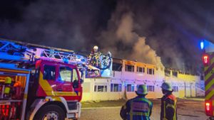 Die Feuerwehr war am Freitagabend in einer Containerunterkunft für Flüchtlinge in Offenburg im Einsatz. Foto: dpa/Bonny Kornmeier