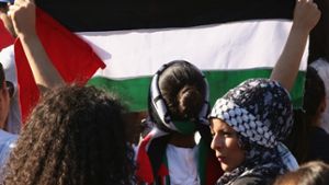 Pro-palästinensische Demonstranten in Berlin: Kritik an Israels Militär- und Siedlungskurs hat Gründe – sie gehört    deshalb nicht reflexhaft als antisemitisch diffamiert oder mundtot gemacht Foto: Getty