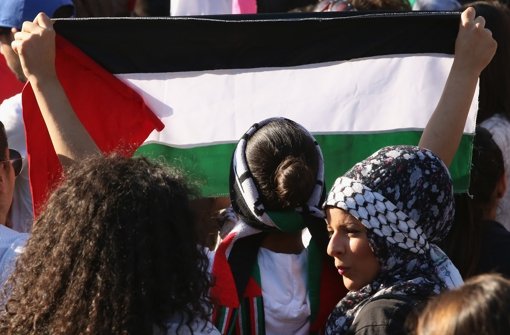 Pro-palästinensische Demonstranten in Berlin: Kritik an Israels Militär- und Siedlungskurs hat Gründe – sie gehört    deshalb nicht reflexhaft als antisemitisch diffamiert oder mundtot gemacht Foto: Getty