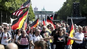 Tausende Menschen hatten in Berlin gegen die Corona-Politik der Bundesregierung demonstriert. Foto: AP/Michael Sohn