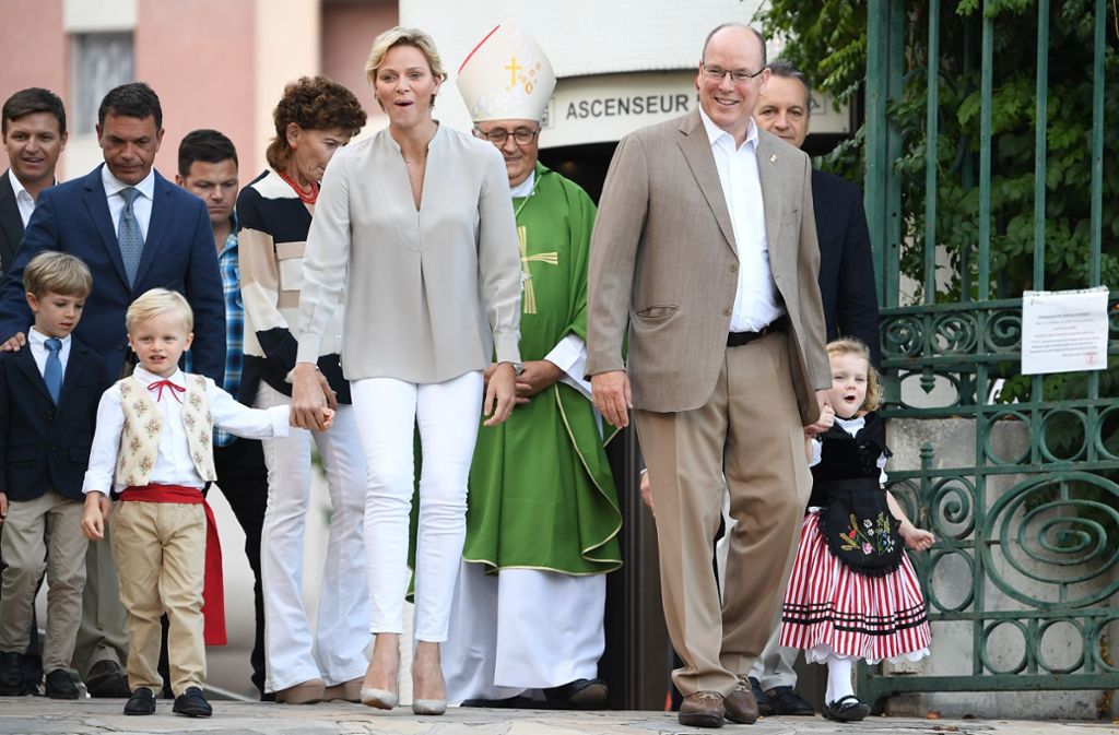 Das Fürstenpaar kommt mit Nachwuchs beim alljährlichen Picknick in Monte Carlo an.