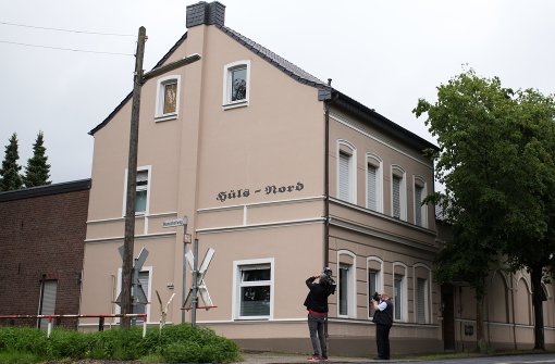 In dieser ehemaligen Gaststätte im Krefelder Stadtteil Hüls geschah die Tat. Die Frau bewohnte mit ihren Kindern das Dachgeschoss (vorne im Bild). Foto: dpa