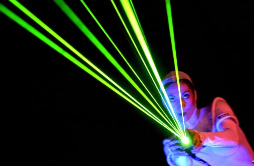 Im Gegensatz zu normalem Licht sind Laserstrahlen stark gebündelt. Foto: dpa