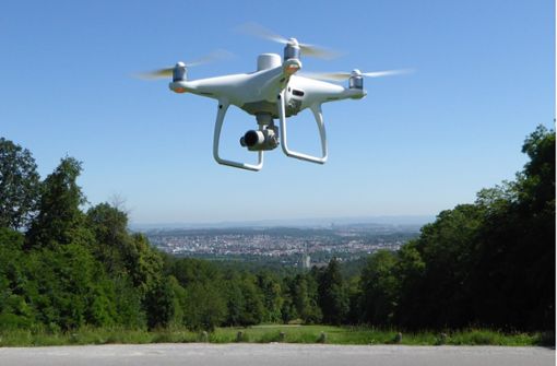 Die Drohne des Stadtmessungsamts soll eine mögliche Seilbahntrasse in Stuttgart-Vaihingen überfliegen und erfassen. Hier ist sie gerade unterhalb des Schlosses Solitude im Einsatz. Foto: Stadtmessungsamt Stuttgart (z)