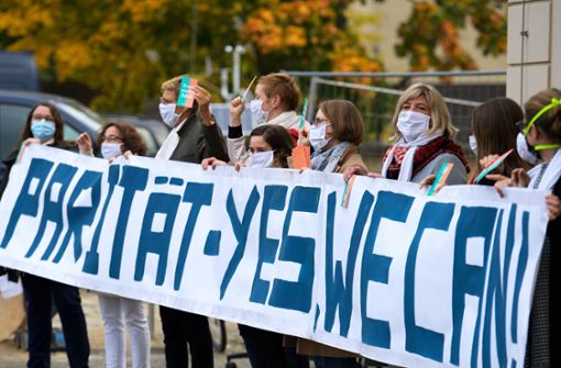 Demonstranten fordern in Brandenburg mehr Gleichberechtigung. Foto: dpa/Soeren Stache