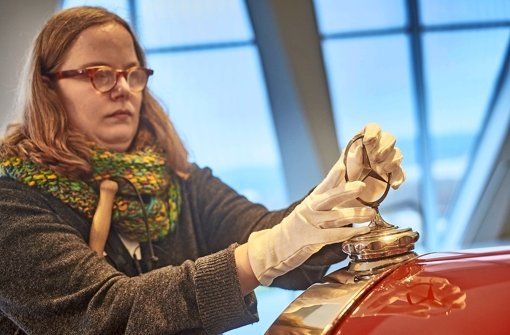 Eine Blinde tastet sich durch die Ausstellung im Mercedes-Benz-Museum Foto: Lichtgut