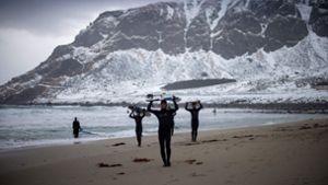 Surfer am Strand der norwegischen Stadt Unstad. Foto: AFP