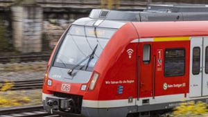 In einer S-Bahn der Linie S2 ist ein 17-Jähriger angegriffen und verletzt worden (Symbolfoto). Foto: imago images/Arnulf Hettrich/Arnulf Hettrich via www.imago-images.de
