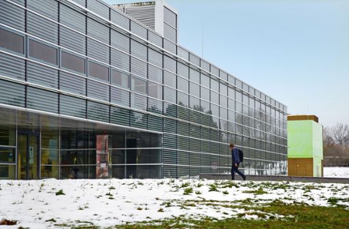 Das mit viel Glas verkleidete Rechenzentrum wird bald vergrößert, das grüne Abwärmegebäude wird um eine Wärmepumpe erweitert. Foto: Lichtgut/Leif Piechowski