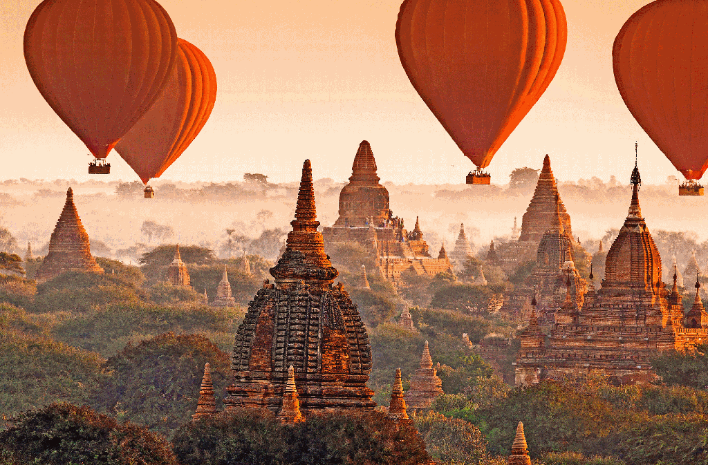 Morgendämmerung in Bagan: Bei einer Ballonfahrt kann man die alte Königsstadt mit ihren mehr als 2000 Pagoden aus der Vogelperspektive erleben. Foto: Ikunl/Fotolia