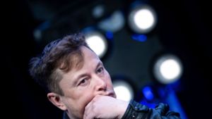 Tesla-Chef Elon Musk lässt entgegen der Anweisungen die Produktion im Hauptwerk in Kalifornien wieder hochfahren. Foto: AFP/BRENDAN SMIALOWSKI