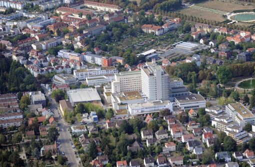 Ein Spannungsfeld: das Krankenhaus zwischen Wohnungsbau und Blühendem Barock. Foto: /Werner Kuhnle