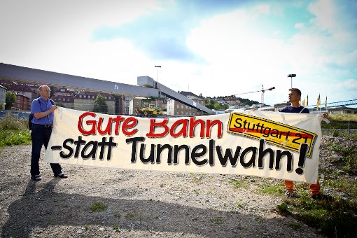 Am Dienstag haben mehrere hundert Menschen gegen den Baustart des Tiefbahnhofs im Zuge von Stuttgart 21 demonstriert. Foto: Benjamin Beytekin