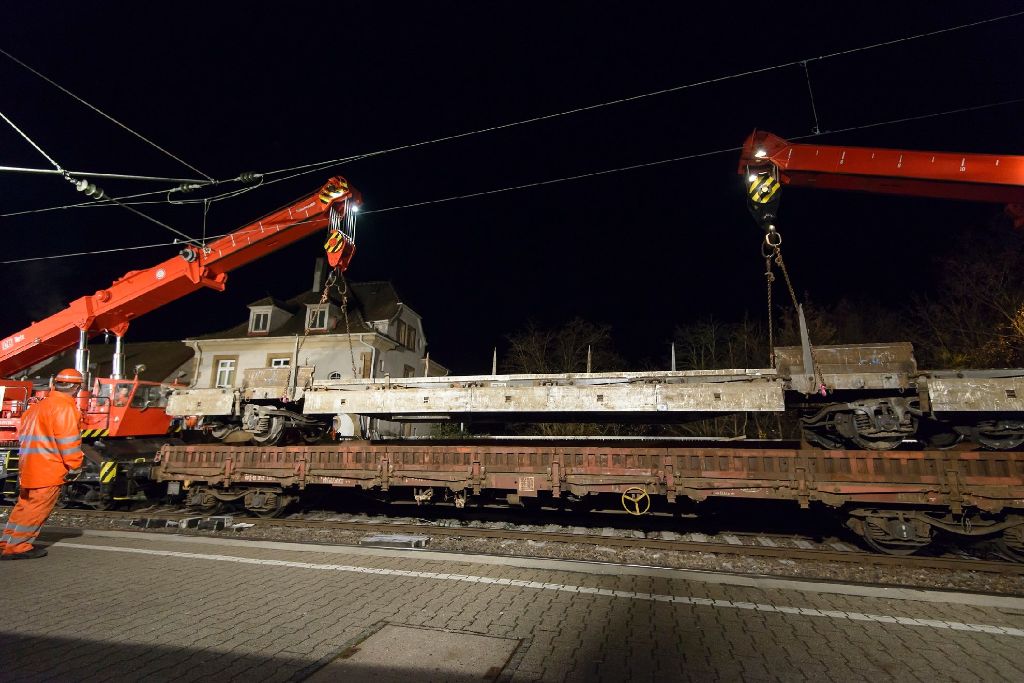 Nach dem Waggon-Unglück in Feuerbach sind die Bergungsarbeiten abgeschlossen - die beiden 75-Tonnen-Schienenkräne hatten die Waggons am Sonntagnachmittag von der Unglücksstelle entfernt. Foto: www.7aktuell.de/Oskar Eyb