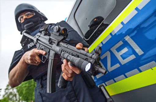 Ein Polizeibeamter mit spezieller Schutzausrüstung bei besonderen Bedrohungslagen (Archivbild). Foto: dpa/Boris Roessler