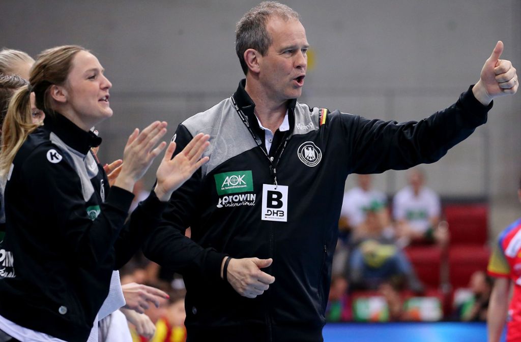Daumen nach oben: Henk Groener will die deutschen Handballfrauen wieder zu Medaillen führen  – am liebsten schon bei der WM im kommenden Dezember in Japan. Foto: Baumann