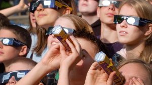 Augenärzte und Optiker warnen: Nur mit speziellen Sonnenfinsternisbrillen sollte man am 20. März die partielle Sonnenfinsternis beobachten. Doch in Stuttgart sind so gut wie keine Brillen mehr im Handel. (Symbolfoto) Foto: dpa