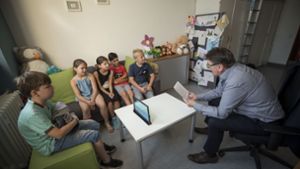 Auch der Sozialminister war schon da: Mane Lucha liest Kindern an der Stuttgarter Pragschule vor. Foto: Lichtgut/Leif Piechowski