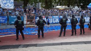 Auch bei den Spielen des Oberligisten Stuttgarter Kickers ist Polizeipräsenz gegeben – hier beim Aufstiegsspiel am 14. Juni in Trier. Foto: Imago/l/Robin Rudel