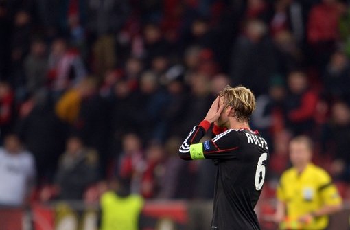 Leverkusens Simon Rolfes fasst sich an den Kopf. Die Werkself hat am Mittwochabend gegen Manchester United ein 0:5-Debakel erlebt. Foto: dpa