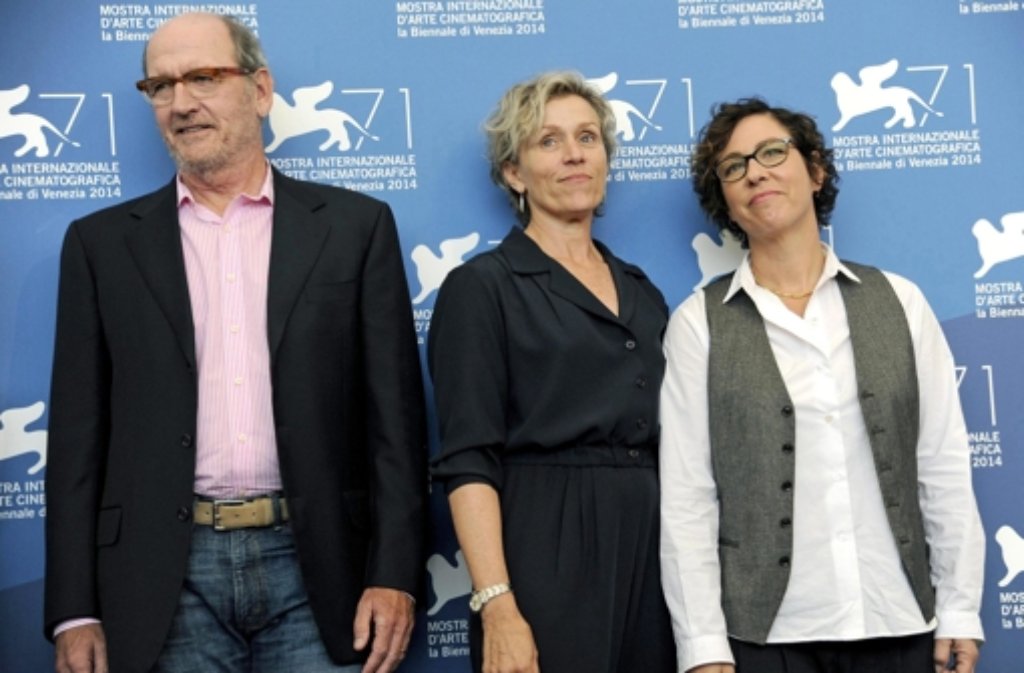 Von links: Richard Jenkins, Frances McDormand und Lisa Cholodenko beim Filmfestival in Venedig. Oscar-Gewinnerin McDormand stellt beim Festival eine neue TV-Serie vor.  Foto: ANSA