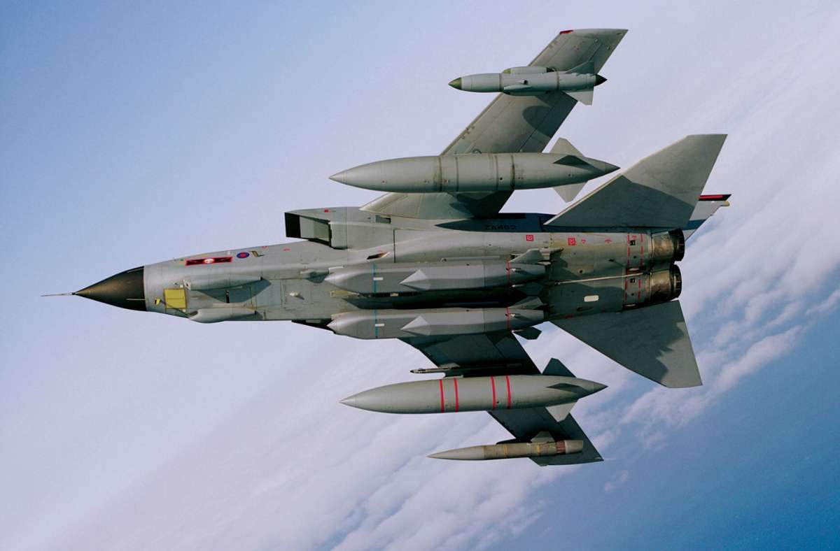 Ein britischer  Tornado-Jagdbomber trägt  zwei  Storm Shadow Marschflugkörper  unter seinem Rumpf.